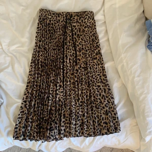 Plisserad leo kjol - En såå himla snygg plisserad kjol i leomönster med knytning i midjan, ifrån zara🐆