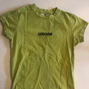 Baby tee - OTROLIG gross-baby tee i en jättefin ljusgrön färg från The ragged priest 🤢 Bokstäverna är upphöjda i sammetsmaterial. XS och true to size
