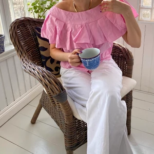 Rosa söt blus - Säljer en jättefin ljusrosa t-shirt/blus med volanger. Smickrande urringning och den är i jättebra skick.😇 Perfekt till skolavslutning eller midsommar. Kolla gärna in mina andra annonser! 💖✨🤙🏽