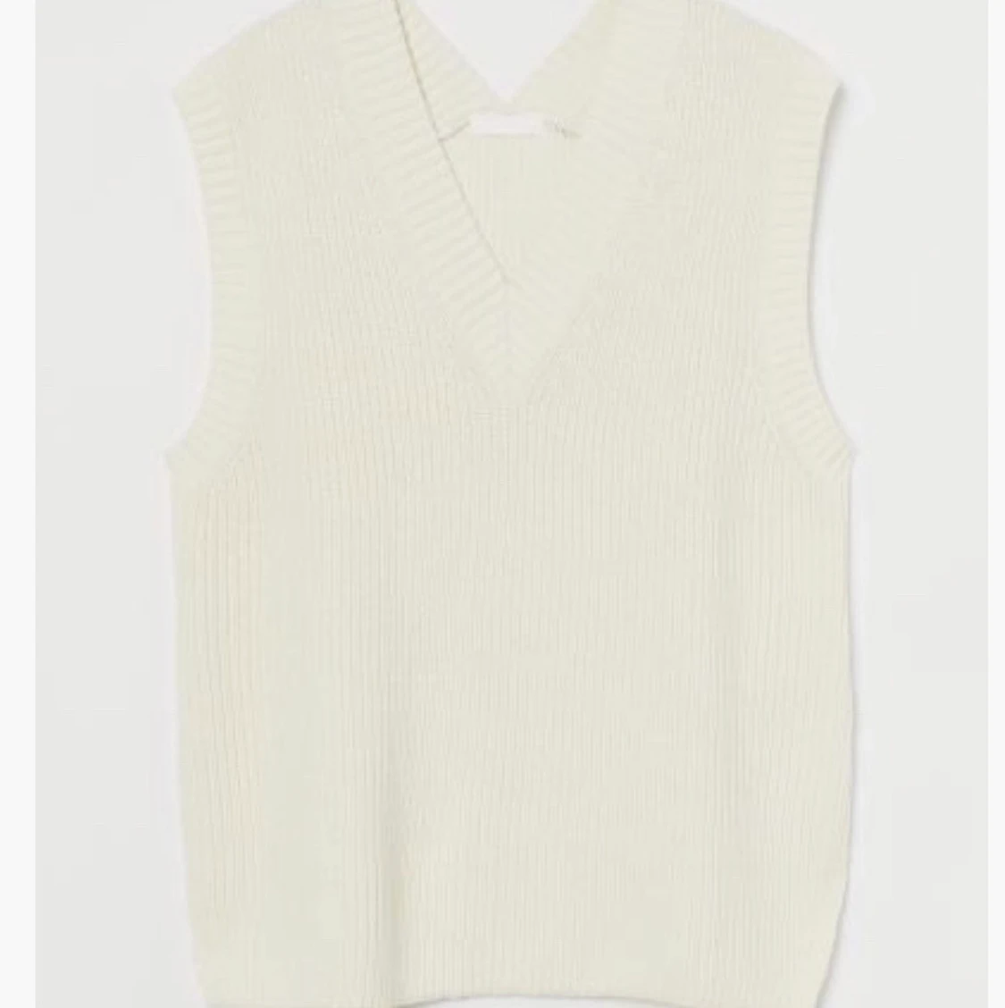 Vit trendig stickad ”väst”  - 90