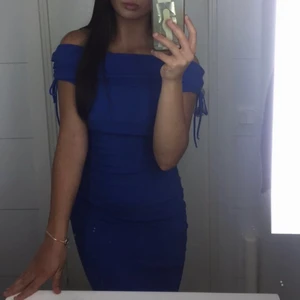 Klänning  - Superfin, klarblå, off shoulder klänning 💙