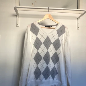 Argyle tröja - Vit och grå argyle tröja i storlek large. Kan mötas upp i sthlm och frakta. Kunden betalar frakten💕