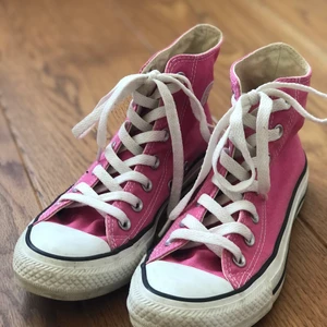 Rosa Converse All star Storlek 36 GRATIS FRAKT 250kr - Rosa converse All star i storlek 36. 250kr men GRATIS FRAKT. Noga tvättade men det finns lite smuts kvar. Dock ej särskilt synligt. Kan inte garantera 100% att de är äkta men enligt Google så är dom de. Knappt använda
