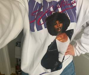Så cool Whitney Houston-Sweatshirt köpt från Carlings🧃i storlek s, den har en liten fläck i bak (se bild 3). Pris: 100kr+frakt
