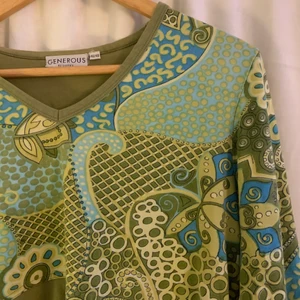 Grön topp - Jätte fin topp från Lindex köpt secondhand🥰 det står 46/48 men skulle säga att den sitter som M/L