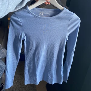 Blå långärmad - Jättefin basic blå tröja i storlek xs, den är använd en gång. Frakt tillkommer 48💕