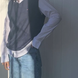 Tommy hilfiger väst.  - Tommy hilfiger väst stickad väst. Endast testad. Väldigt bra skick. Skönt material och så. Allmänt bra. ❤️💖 buda i kommentarerna 