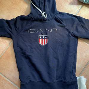 Gant hoodie! Mörk blå, köpt för 1200 men säljer för 150 kr! Andvänd några gånger men säljs för att inte kommit till andvändning 