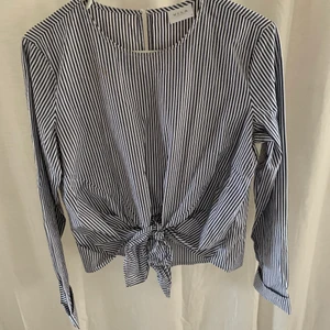 Skjorta - Vit/blå randig skjorta/blus med knytning 💕💕