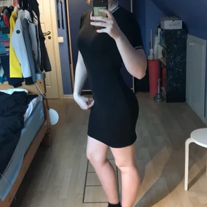 Kortärmad klänning - Lagom sexig, oerhört bekväm, knappt använd. St 38 men den funkar utmärkt om man har st 36 som jag:)