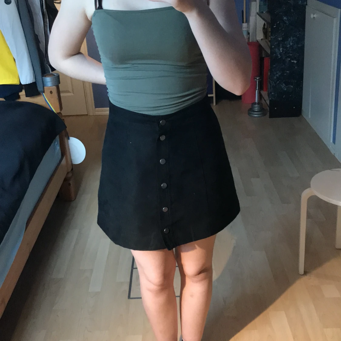 Snygg mocka kjol med knappar - 90