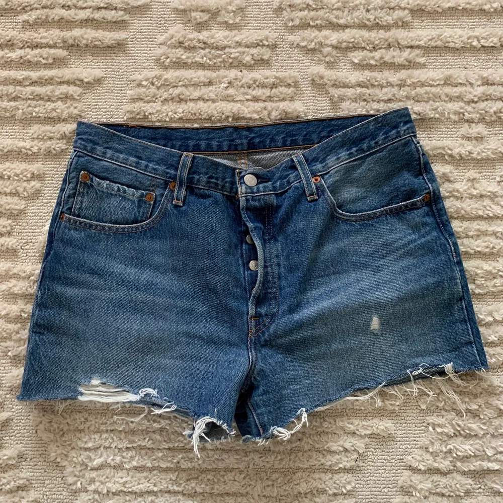 Mörkblå jeansshorts, Levis 501. Köpta i usa för ett par år sedan men passar inte mig så bra därför är dom knappt använda ☺️💕. Shorts.