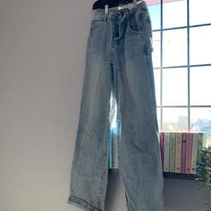 Baggy jeans från brandy Melville, köpt för 500kr säljer då de inte används, storlek S, ganska slitna längst ner
