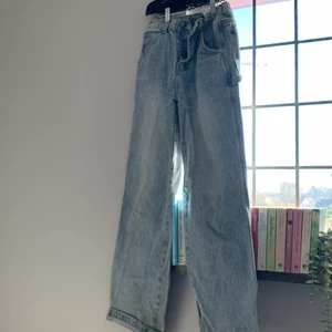 Brandy Melville baggy jeans - Baggy jeans från brandy Melville, köpt för 500kr säljer då de inte används, storlek S, ganska slitna längst ner