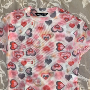 Mesh crop topp - Helt nytt mesh crop topp med massa hjärtan på💖Frakt ingår