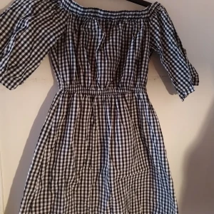 Klänning off-shoulder - Svartvit klänning som är off-shoulder. Säljer pga för liten. Använd några gånger och är i bra skick. Köpare står för frakt💗