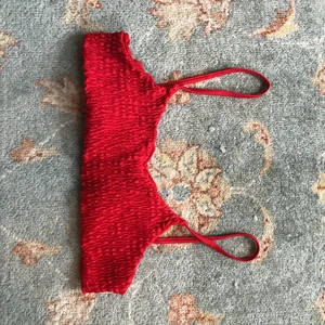 Röd bikini topp - Söt topp från zaful, säljs utan bottendelen. Ej använd endast provad då den var för liten. Storlek M men skulle säga att den passar som xs/s Kan mötas upp i sthlm!💗
