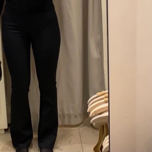 Svarta kostymbyxor - Svarta kostymbyxor från Mango i storlek 36.