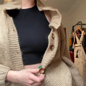 Stickad kofta  - Stickad kofta hittad i en marknad i london, hemmastickad och fin kvalité! 