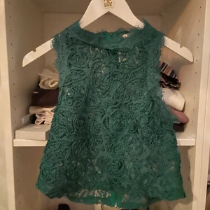 Zara topp storlek S  - Superfin grön tröja ifrån zara med mycket fint mönster och spets.  Köpt för ca 2 år sedan men aldrig kommit till användning därav säljer jag den. Köpt för 250 kronor