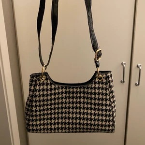 Rutig väska - Aldrig använd. Fin liten väska. Justerbart band. 