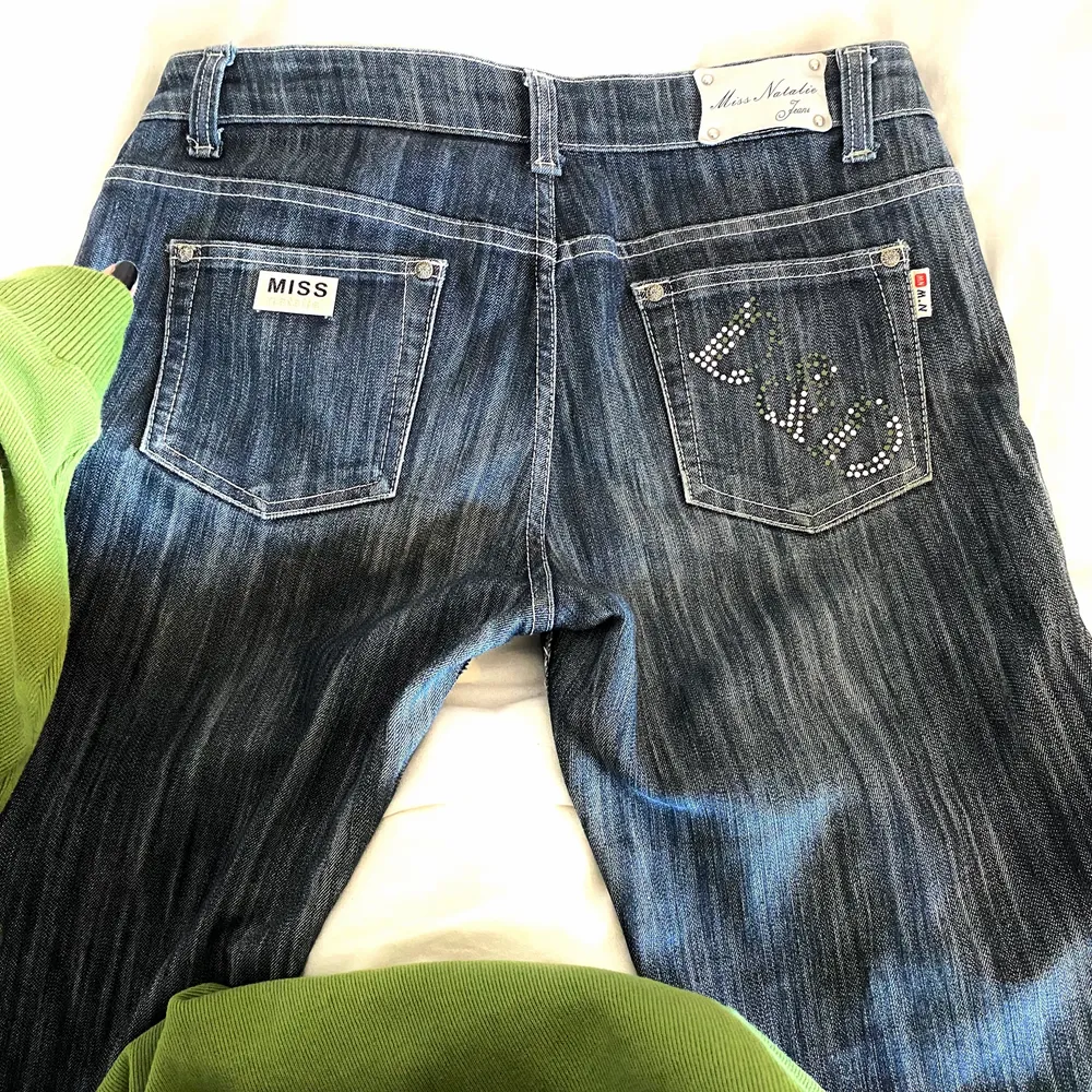 Lågmidjade y2k straightleg jeans, är inte 100 på att jag vill sälja dessa så säljar endast vid bra bud💕Strl 50, men små i storleken och motsvarar en strl 38-40 . Jeans & Byxor.