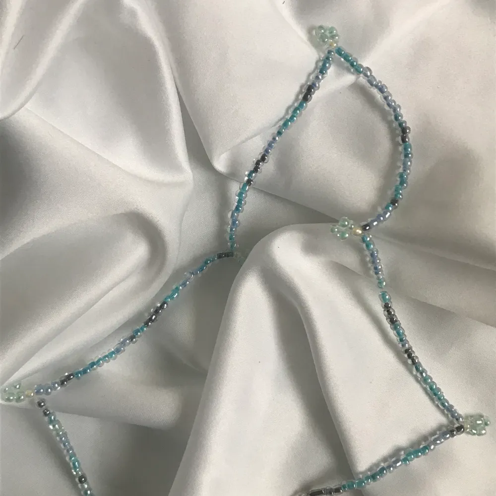 TURTLENECK-LACE 🦎🌊 säljer ett handgjort halsband av glaspärlor 90kr men eftersom att det är rea tills 8 maj så är det rea på 69kr 💕 Passa på nu!! Också perfekt smycke inför sommaren med fina toppar ju 😍 Instagram @designbyliya_ ❗️❗️❗️. Accessoarer.