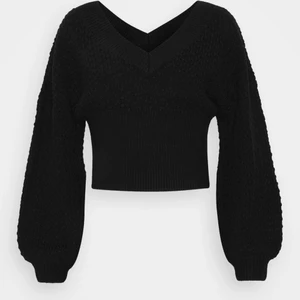 Stickad tröja - Super fin och ALDRIG använd!!🤍 köpt för 299kr och är i nyskick💛 super fin nu till sommaren till en kjol eller jeans m.m 💗