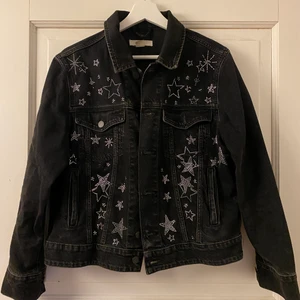 Jeansjacka - Svart jeansjacka med stjärnor. Jättefin nu till våren! Inte mycket använd. Jag bär vanligtvis S och är 177cm
