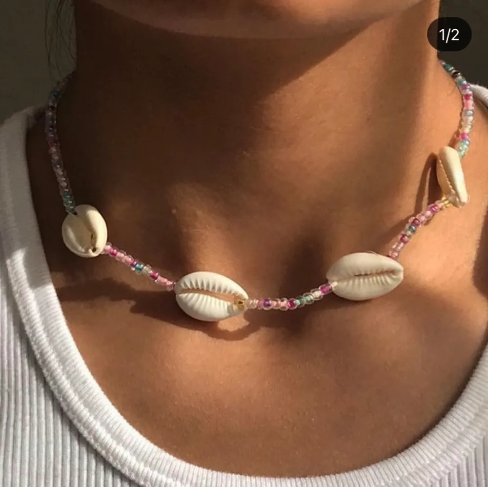 SHELLIE NECKLACE 🌊🐚 säljer ett handgjort halsband av glaspärlor 109kr men eftersom att det är rea tills 8 maj så är det rea på 99kr 💕 Passa på nu!! Också perfekt smycke inför sommaren med fina toppar ju 😍 Instagram @designbyliya_ ❗️❗️❗️. Accessoarer.