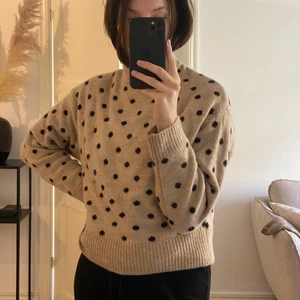 Stickad tröja - Söt, prickig och supermjuk stickad tröja i väldigt fint skick🤍