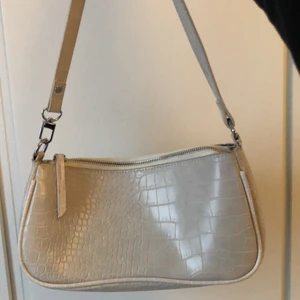 Väska  - Jätte snygg nästan ny kräm vit väska. Anvönt bara några gör gånger.