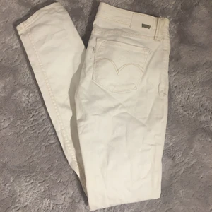 Levis jeans - I fint skick 🤍 Vita Levis med slitage. 🤍