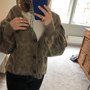 Oversized stickad kofta från zara - Säljer denna coola oversized stickade koftan i leopardimitation från zara i storleken s, men den är väldigt oversized så skulle säga att den passar M/L också⚡️ den har stora vida puffiga armar och knappar som gör att man kan ha tröjan både öppen och stängd. Köpte för ca två år sedan men använt endast två gånger💕 Köparen står för frakt!