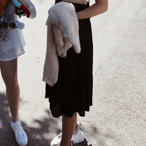 Volangkjol  - Så fin midi volangkjol i storlek M, säljer då den är lite stor i storlek🤍