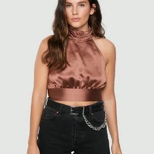 Satin topp  - Jätte fin satintopp från bikbok, använts 2 gånger. Använder den aldrig så letar efter en ny ägare.