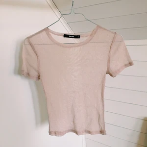 Glittrig topp - Ljusrosa glittrig festlig topp! Endast använd 1 gång! Bikbok strl xs men funkar som s pga så stretchig. Frakt tillkommer 