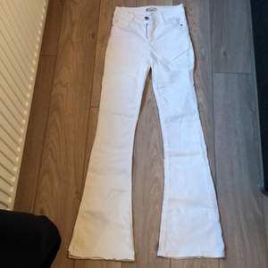 Vita bootcut jeans från Gina tricot i storlek XS, framfickorna är ej ihopsydda och anser att byxorna är ganska långa(är 156cm lång), kan skicka fler bilder vid intresse.