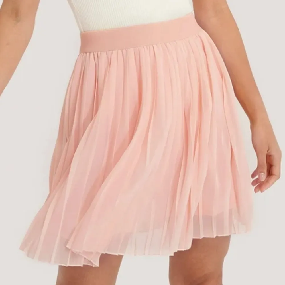Jätte somrig rosa kjol från NA-KD, köpt för 249 kr och endast använd 1 gång. . Kjolar.