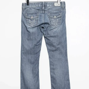 Jeans - Säljer dessa jätte snygga lågmidjade jeansen då dom är lite för stora tyvärr!! Dom är köpte från zalando pre-owned och bara testade, dom är i nyskick och jag inga skador, lappen sitter kvar 💗💗 jag kan både frakta och mötas upp, kontakta mig privat för intresse eller flera bilder💗