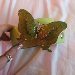 Grönt fjärilsskärp!! - Jättefint skärp med ett glittrigt fjärilsspänne, bra skick och sjusterbart. 