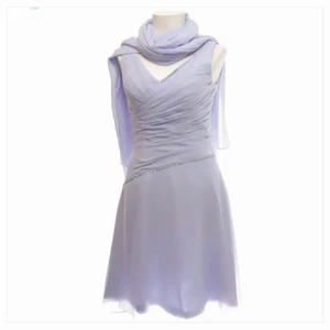 Blå klänning  - Bilden är lånad från hon jag köpte den av. Tänkte ha den på jul eller nyår men den passade tyvärr inte så jag säljer den igen. Den är jätte fin och har inga defekter alls, det är vadderade kupor oxå vilket är bra. Skriv om du vill ha egna bilder