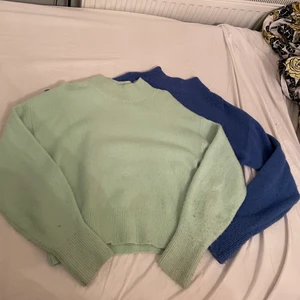 Stickad tröja - Säljer två stickade tröjor i samma modell från & other stories! En mörkblå och en mintgrön, i mjukt stickat material som inte är det minsta är stickigt. Båda är i bra skick, lite noppror på den mintrgrönas ärm men annars bra! Storlek xs men passar även S och M. Köptes för 390 kr styck, säljs för sig men man får såklart köpa båda❣️ köparen står för frakt, pris kan diskuteras💓🌸