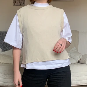 Zara Väst - Säljer denna snygga väst från Zara i storlek M!❤️