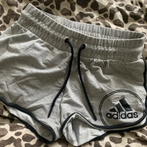 adidas shorts - storlek XS, men passar S, fint skick - mötes i majorna eller fraktar. Tar swish och kontant. 