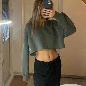 Croppad sweatshirt Zara - En grön/militärgrön croppad sweatshirt från zara som är i nysckick. Otroligt bra och varmt material. Storlek M. Hör av er vid frågor💗