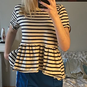 Peplum zara tröja - Säljer min tröja från zara! Knappt använd så den är som i nyskick. ❤️säljer den då den ej kommer till användning. Har vanligtvis xs/s och denna i M är perfekt oversize på mig.
