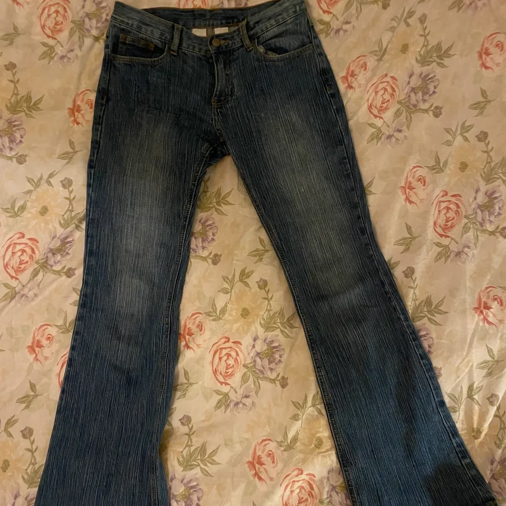 Nyköpta Brandy Melville Brielle 90s jeans som tyvärr inte passade mig. Använda 1 gång och är i bra skick. Passar XS-S. Jeans & Byxor.