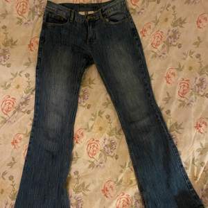 Nyköpta Brandy Melville Brielle 90s jeans som tyvärr inte passade mig. Använda 1 gång och är i bra skick. Passar XS-S