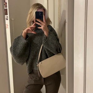 Väska - Säljer denna supergulliga väska från H&M. Så fin och perfekt storlek❤️‍🔥